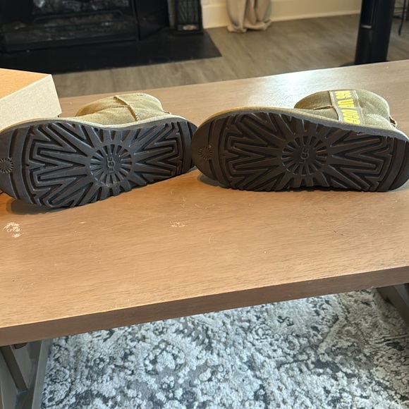 Ugg Classic Mini Side Logo - Picture 9 of 9